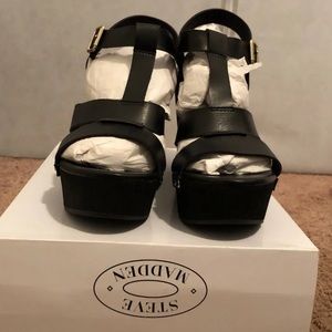 ❣️SOLD❣️Steve Madden Black Wedges “WYNN”